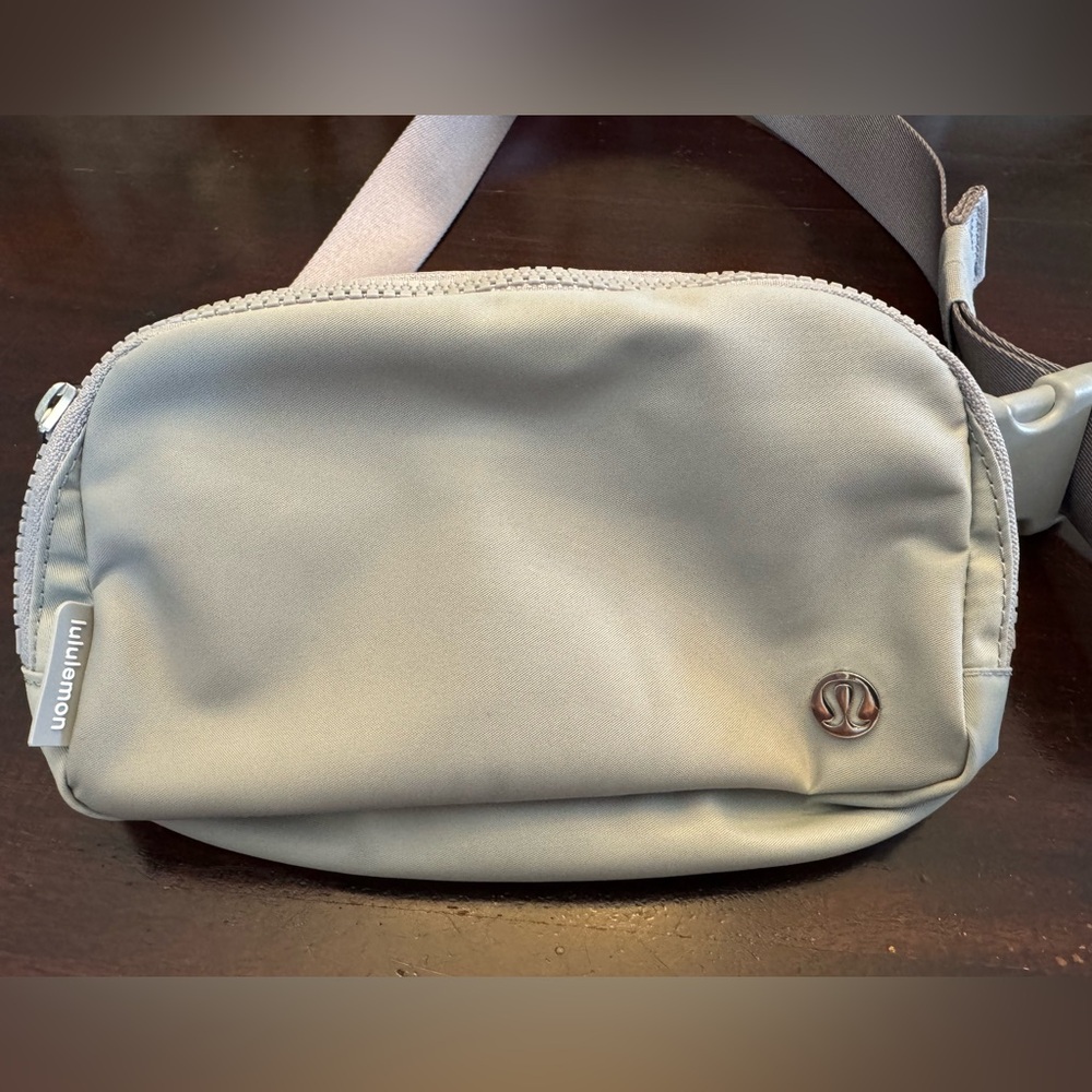 Lululemon everywhere belt bag mini Ripstop. Grey belt bag never used. One size.